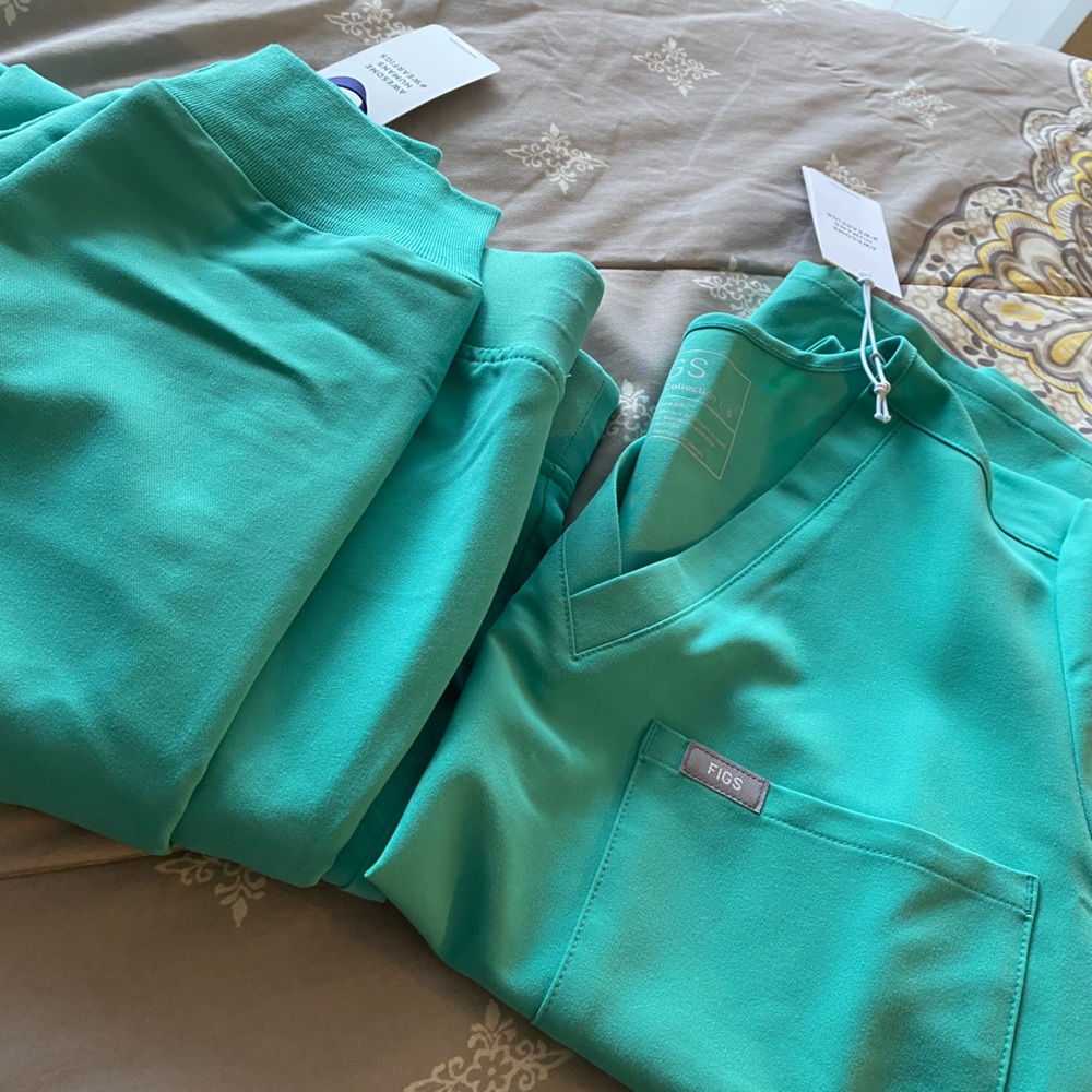 NWT FIGS Scrubs Teal Top and Jogger Bottom Set Small Tall